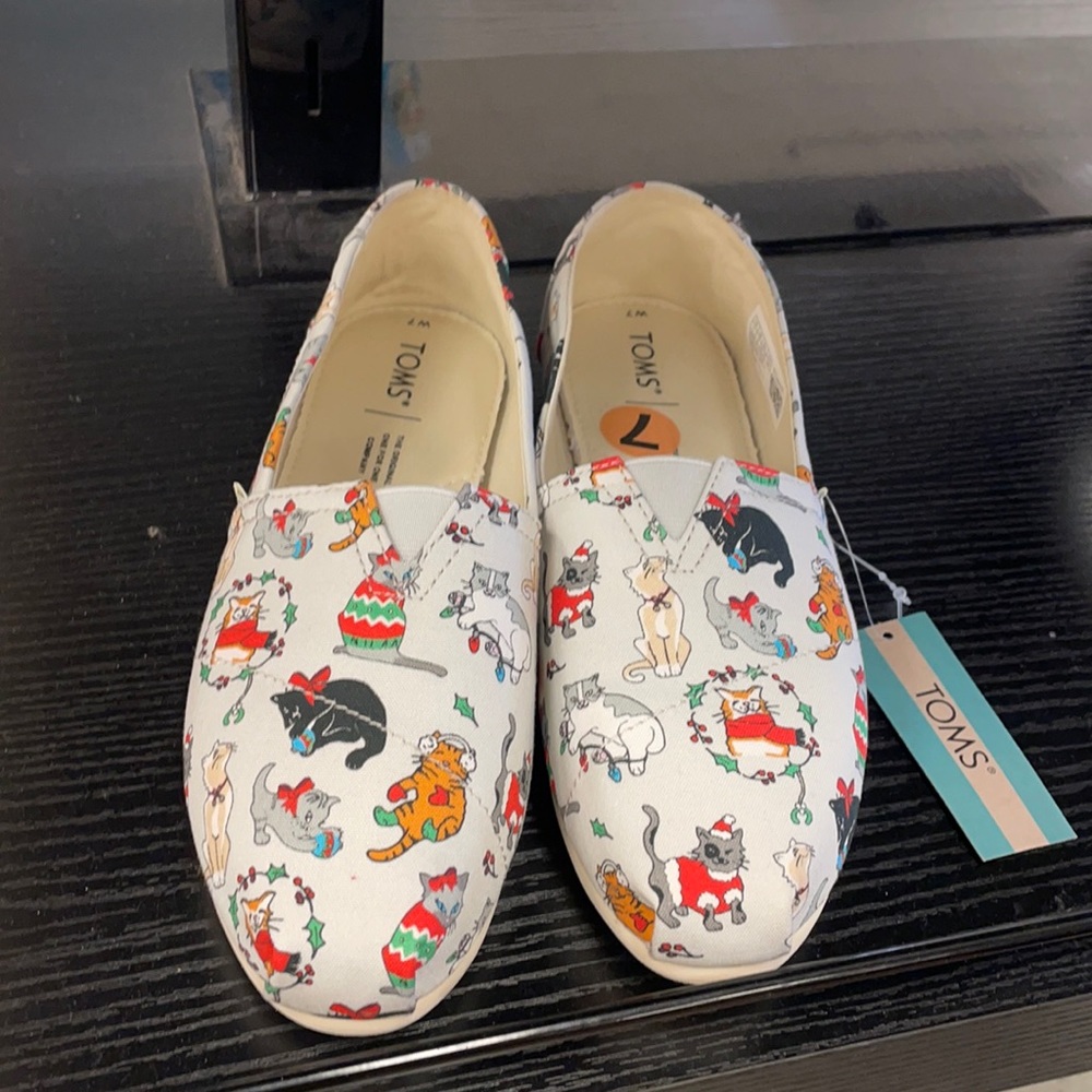 Light gray holiday cats 7 TOMS